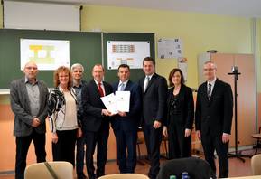 Oberbürgermeister Sven Wagner (4.v.l.) erhält den Fördermittelbescheid von Finanzminister André Schröder (5.v.l.). Über die bevorstehende Sanierung des Schulzentrums Nord freuen sich insbesondere die Leiterin der Gemeinschaftsschule 