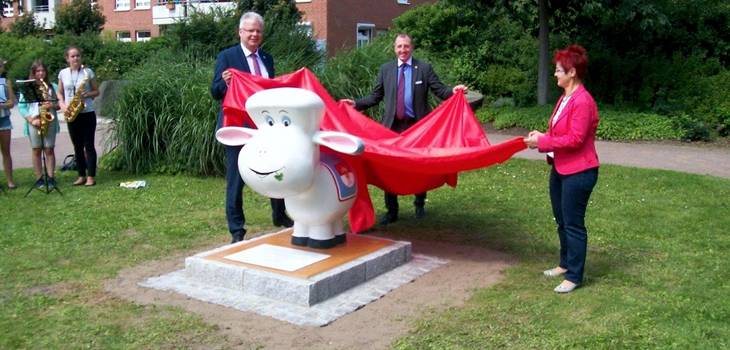 Feierliche Übergabe des Kalinchens - Klaus Sidortschuk (Bürgermeister von Lehrte), Sven Wagner (Oberbürgermeister der Stadt Staßfurt), Doris Eckstein (Geschäftsführerin der Stadtwerke Staßfurt GmbH) (v.l.)