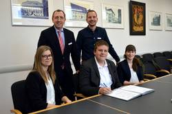 Die Auszubildenden 2019 werden herzlich durch den Oberbürgermeister Sven Wagner und den Ausbildungsleiter Dominik Iser (stehend) bei der Unterzeichnung ihrer Ausbildungsverträge in Empfang genommen. Die Auszubildenden 2019 werden herzlich durch den Oberbürgermeister Sven Wagner und den Ausbildungsleiter Dominik Iser (stehend) bei der Unterzeichnung ihrer Ausbildungsverträge in Empfang genommen.