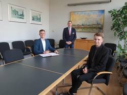 Azubis 2021.jpg Clemens Kotzyba (l.) und Tom Zeuch sind ab 1. August neu im Team der Stadtverwaltung. Oberbürgermeister Sven Wagner hieß sie bei der Unterzeichnung ihrer Ausbildungsverträge herzlich willkommen.