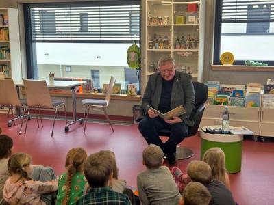 Bürgermeister René Zok liest vor
