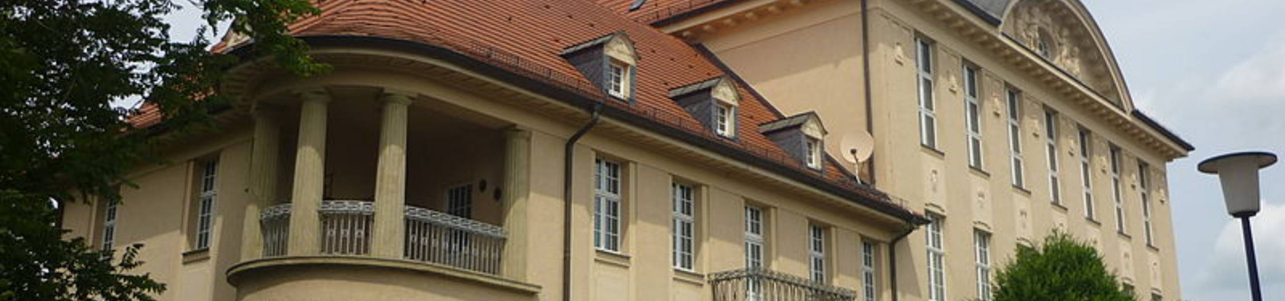 Außenaufnahme des Dr.-Frank-Gymnasium Haus 1