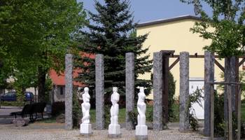 Familie - Marmorskulpturen des Bildhauers Wolfgang Roßdeutscher