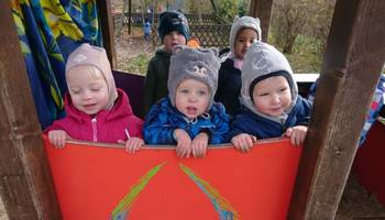 Eine Gruppe von fünf Kleinkindern auf einem Spielturm