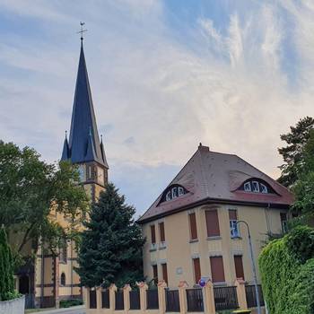 neue Kirche mit Pfarrhaus 2020