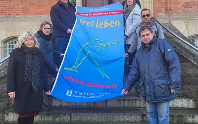 aktionstag gegen gewalt an frauen fahne