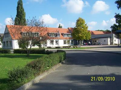 Foto der Grundschule Förderstedt von außen
