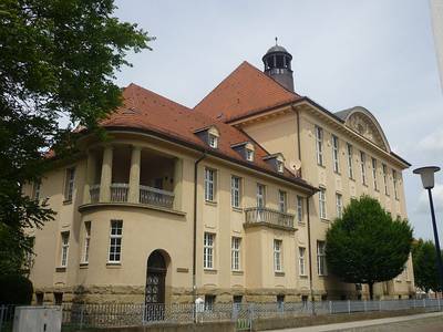 Außenaufnahme des Dr.-Frank-Gymnasium Haus 1