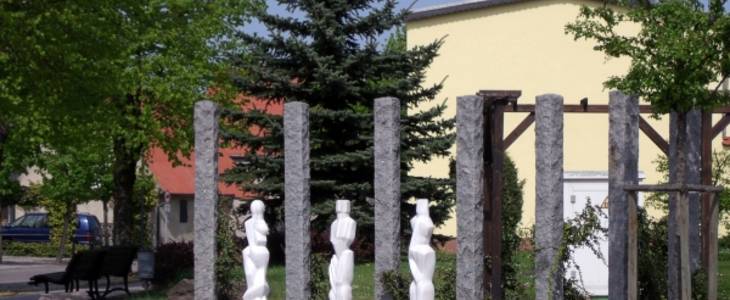 Familie - Marmorskulpturen des Bildhauers Wolfgang Roßdeutscher