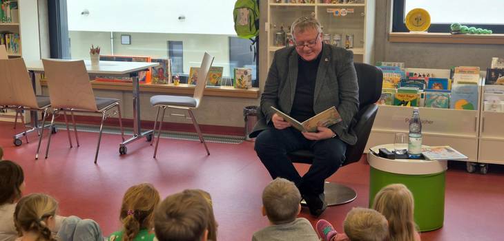 Bürgermeister René Zok liest vor